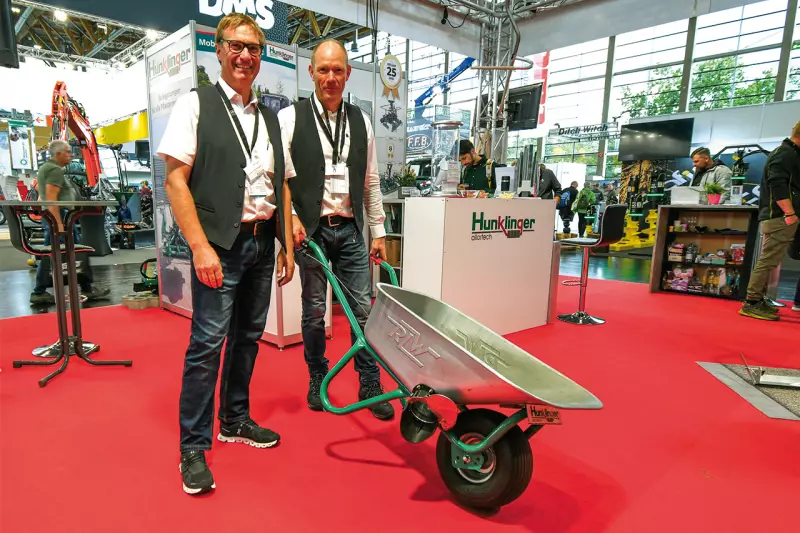 Die clevere Karre mit der Klappe (einen Namen hat die Neuheit noch nicht) dient zum Einbringen und Verteilen von Split. Zwei Mann schaffen damit ca. 100 m²/h, wie uns Lorenz Hunklinger (l.), CEO, und Stefan Posselt, Technischer Vertrieb, mitteilten. Quelle: Treffpunkt.Bau