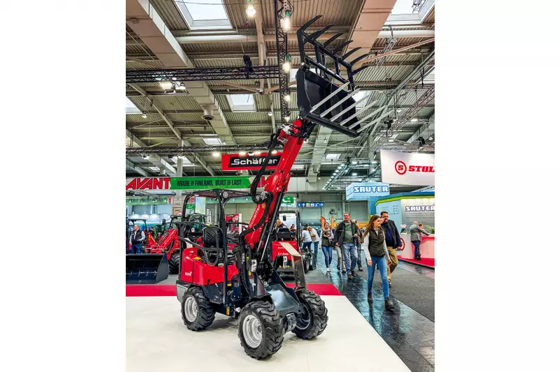 Hochstapeln erhebt der neue Schäffer 1622 T zur Tugend. 2,83 m Hubhöhe erreicht der kompakte Teleradlader mit einem Betriebsgewicht von 1.400 kg. Die Hubkraft liegt bei 810 kg, die Kipplast beträgt rund 710 kg mit einer Schaufel bei eingefahrenem Teleskoparm. Der 1622 T wird ab dem 3. Quartal 2026 verfügbar sein. Quelle: Treffpunkt.Bau
