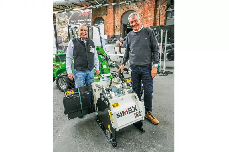 Ein Beispiel für effizientes und emissionsfreies Arbeiten lieferte dieses nord-süd-europäische Teamwork. Jörg Majoli (l.) baute an seinen elektrischen Avant e527 aus Finnland die italienische Simex PL 35.15 von Uwe Basler an. Die selbstnivellierende Kaltfräse eignet sich perfekt für die kleinteilige Instandsetzung und den präzisen Abtrag von harten Oberflächen. Quelle: Treffpunkt.Bau