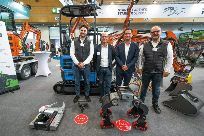 Kiesel präsentierte sich als starker Partner und zeigte die neuesten Entwicklungen bei Kompaktmaschinen. Die Fachpresse informierten (v. l.) Bastian Mesmer, Produktmanager, Jan Hackert, Geschäftsführer Makineo, Maximilian Schmidt, Geschäftsführer Vertrieb, und Stefan Kölle, Vertriebsleiter Kompakt. Mehr Infos dazu finden Sie auf Seite 83. Quelle: Treffpunkt.Bau
