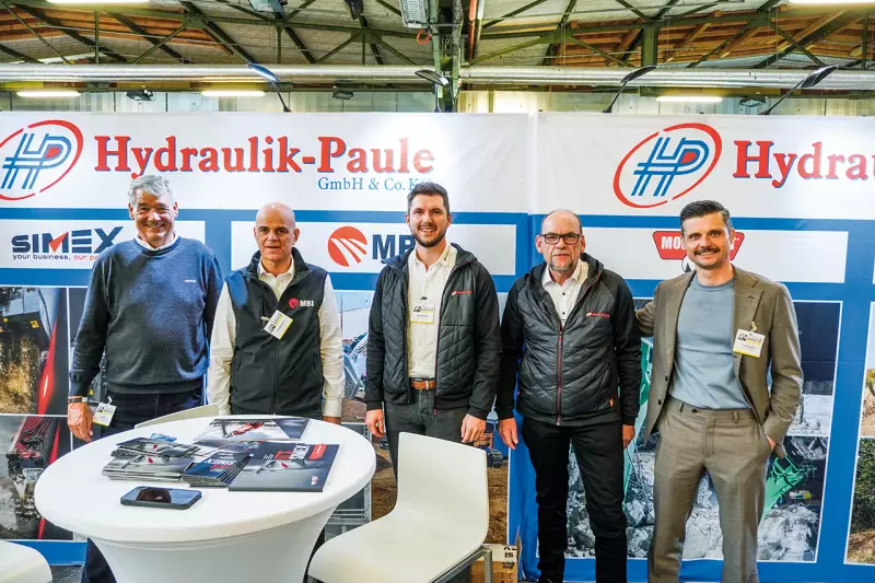 Firmenübergreifende Kompetenz und Prominenz am Stand von Hydraulik-Paule. Wir trafen (v. l.) Uwe Basler, Verkaufsleiter Deutschland bei Simex, Paolo Mantovani, CEO von MBI, Manuel und Johann Paulus, Geschäftsführung Hydraulik-Paule, und Thomas Fischer, Geschäftsführer MBI Deutschland. Quelle: Treffpunkt.Bau