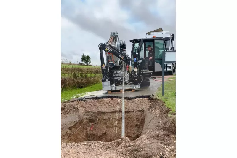Das vollautomatische Gestänge-Wechselsystem des 20N entlastet den Bediener und automatisiert die Abläufe. Ein fernbedienbarer Ladekran ist eine sinnvolle Option für sicheres Handling von Gestängen, Boxen und Zubehör. 
