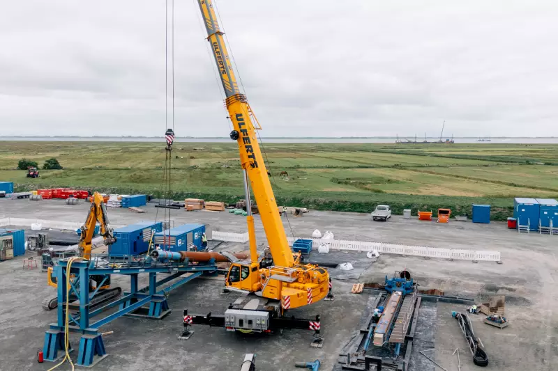 Die Baustelle ‚Am Leuchtturm‘ während des Einbaus des zweiten Casings im Juli 2025. Im Hintergrund das Arbeitsponton im Watt.
