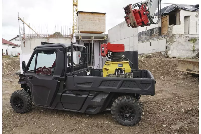 Ein echter „Pro“ knickt niemals ein. Mit dem Anbauverdichter haben wir die maximale Zuladung der Ladefläche von 544 kg großzügig ausgereizt. Aber auch diese Last hat der Traxter Pro DPS HD10 T tapfer über die Baustelle transportiert.