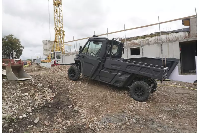 Leichte Übung. Mit 32 cm Bodenfreiheit, fest zupackenden Stollenreifen und cleverem, automatisch sperrendem 4WD-Antrieb kommt der Traxter ganz entspannt überall dorthin, wo es für SUV, Pick-up und Transporter brenzlig wird.