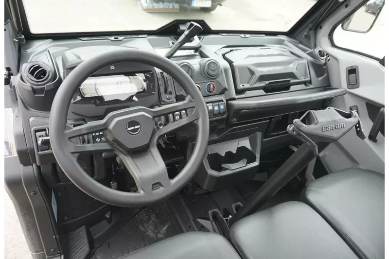 Pkw-ähnlich ist die Ausstattung des Cockpits. Sehr praktisch im Alltag sind die vielen Ablage- und Verstaumöglichkeiten. Highlight in dieser Hinsicht ist das staub- und wassergeschützte „Handschuhfach“, das sich herausnehmen lässt und als Transportbox z. B. für Wertgegenstände dient.