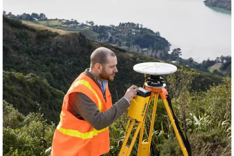 Die neue GNSS-Basisstation von Trimble mit besserer Satellitenverfolgung und Fernsteuerung für Anwendungen in Hoch- und Tiefbau und dem Vermessungswesen.