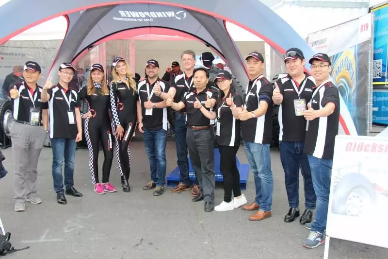 Die chinesische Windpower-Delegation versammelte sich im Fahrerlager für ein Gruppenbild.