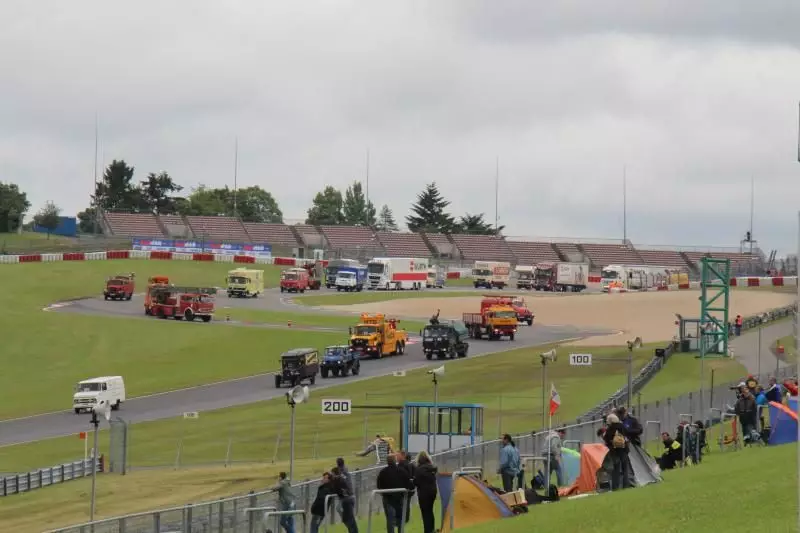 Die Fahrzeugparade vor dem offiziellen Rennstart. Darunter Oldtimer sowie aktuelle Fahrzeugtypen.