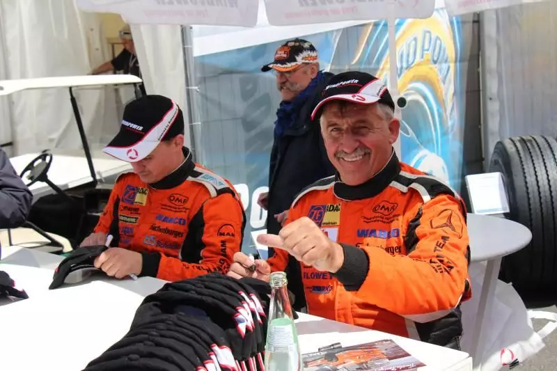 Legende und Nachwuchs: Heinz-Werner Lenz mit seinem Sohn Sascha bei der Autogrammstunde.