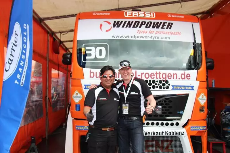 Henrik Schmudde (rechts), Marketingleiter der Bohnenkamp AG mit Jorge Conzalez, dem Mechaniker des Lenz-Teams.