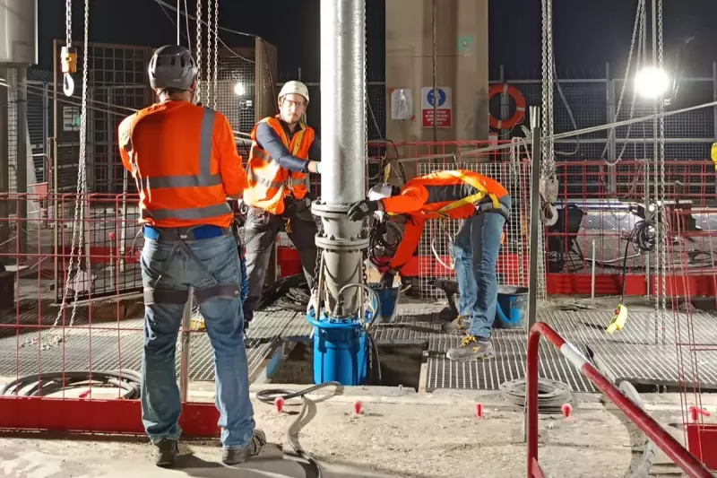 Montage einer Rohrverlängerung für 21 m Höhendistanz.