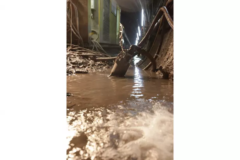 Zeigt das ganze Vertrauen der Tunnelbauer: Würde der Pegel bis zum Generator steigen, wäre alles verloren – doch die Pumpen laufen zuverlässig rund um die Uhr und halten den Wasserstand (Foto: Tsurumi).
