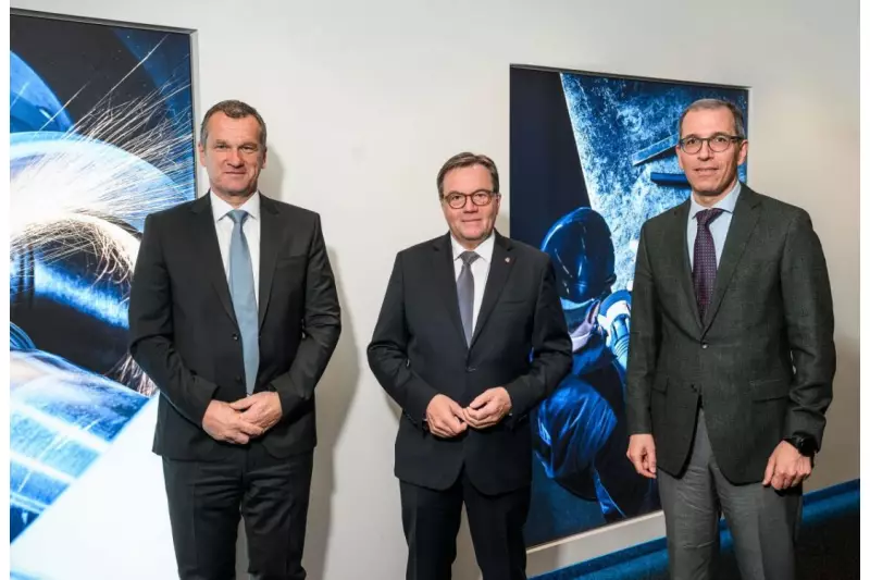 Landeshauptmann Günther Platter (m.) zu Besuch bei Christoph Swarovski (r.) und Thomas Friess, dem neuen CEO von Tyrolit.