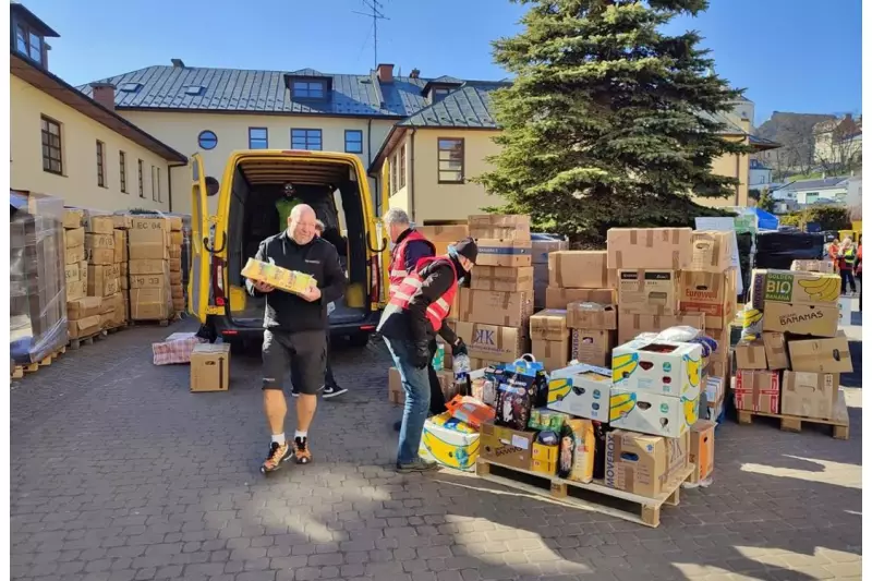 Dank der freiwilligen Helfer, konnten die Fahrzeuge zügig entladen werden. Quelle: Treffpunkt.Bau