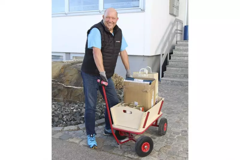 Manfred Zwick, Initiator des Hilfskonvois, vor den Verlagsräumen.