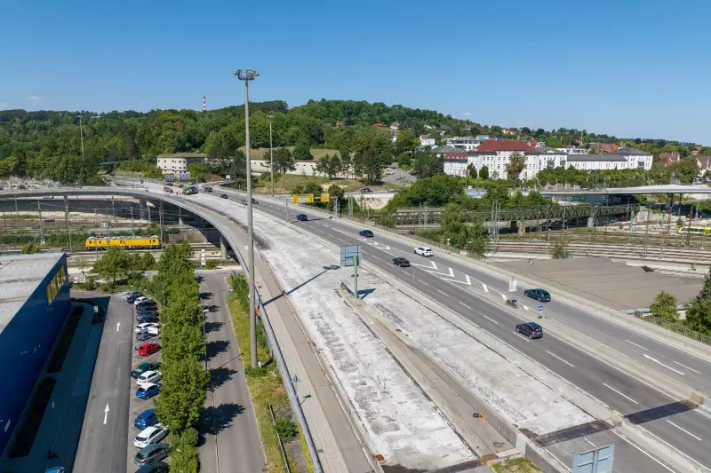 Da die Wallstraßenbrücke über 13 Streckengleise und zahlreiche Oberleitungen der Deutschen Bahn führt, birgt ihr Rückbau eine besondere Herausforderung. Foto: Thomas Wimmer/Stadt Ulm