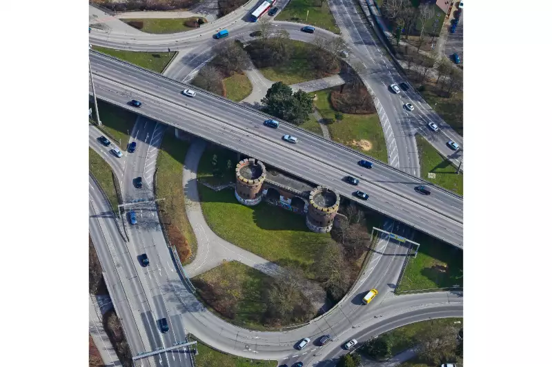 Der Rückbau der 320 Meter langen Brücke über dem Blaubeurer Tor soll im April 2026 beginnen. Foto: Geyer-Luftbild/Stadt Ulm