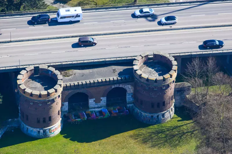 Als historisches Denkmal bleibt das Blaubeurer Tor erhalten. Um das Denkmal zu schützen, kommen verschiedenste Rückbautechnologien zum Einsatz. Foto: Geyer-Luftbild/Stadt Ulm