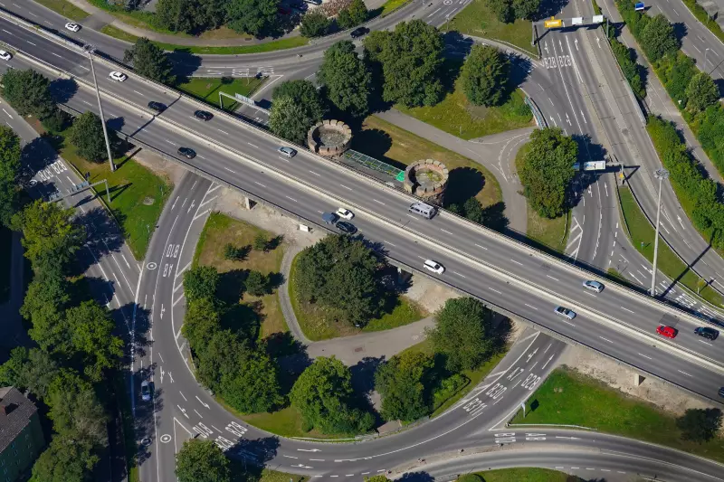 Der Kreisverkehr und die Brücke am Blaubeurer Tor müssen weichen. Der Verkehr wird künftig über einen Tunnel und zwei mit Ampeln signalisierte Kreuzungen geleitet. Foto: Geyer-Luftbild/Stadt Ulm