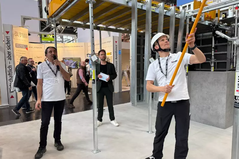 Am benachbarten Stand der BG Bau konnten die Besucherinnen und Besucher die Ulma-Systeme „live on stage“ erleben. Im Rahmen der von Profi-Moderator Tobias Witton (m.) charmant präsentierten Shows demonstrierten Yildiray Eroglu (l.) und Michael Gräfe (r.) die sichere Performance der „ONADEK TOP“.