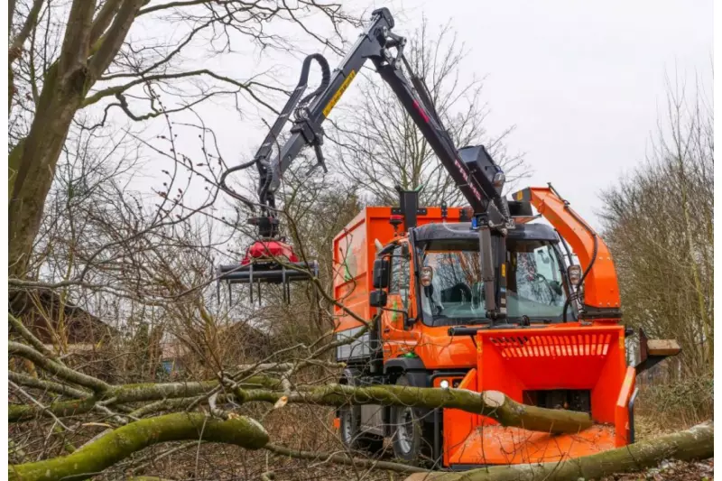 Der Unimog 430 ist ein unverzichtbares Teammitglied beim Bremer Baumdienst in Norddeutschland.