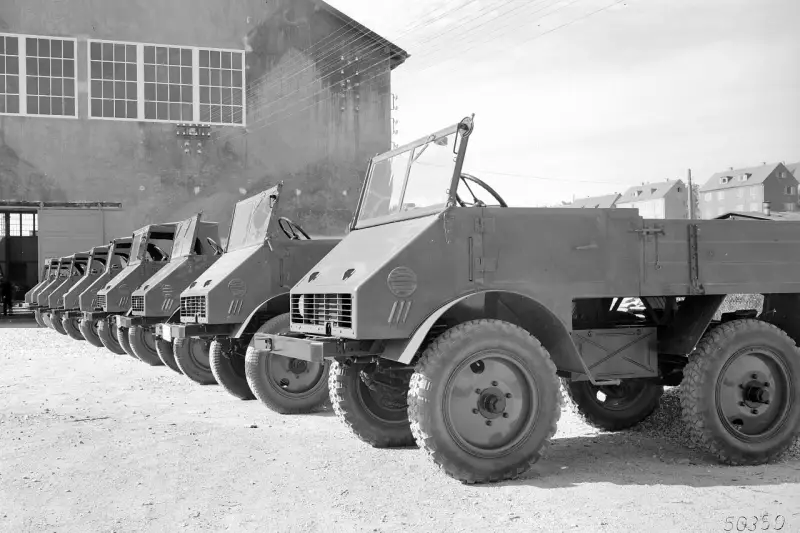 Aufnahme auf dem Firmengelände der Firma Boehringer in Göppingen. Im Hintergrund die Unimog-Halle, wo die Fahrzeuge gefertigt wurden. Anfangs wurden pro Woche sieben bis neun Fahrzeuge produziert. Ein interessantes Detail des dritten Fahrzeugs: Ein zusätzlicher Scheibenwischer auf der Beifahrerseite.