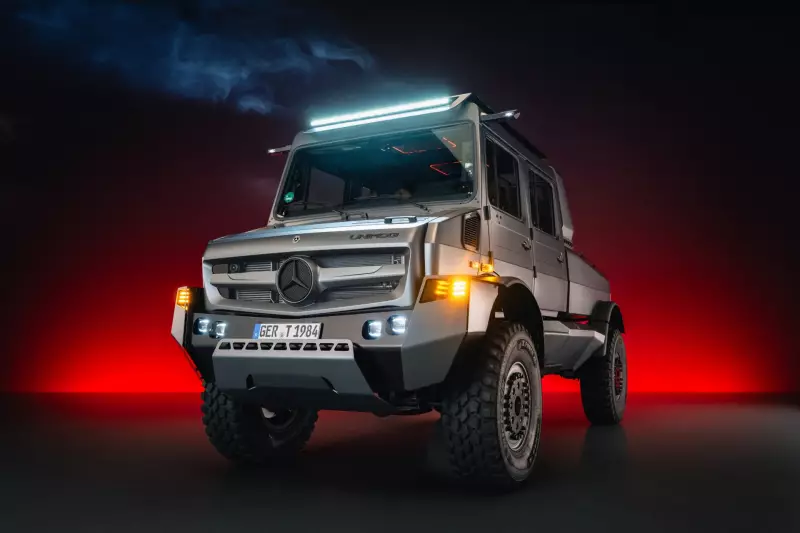 Basis ist der Unimog U 4023 mit Portalachsen, verstärkt durch einen Sechszylinder OM 936 mit 220 kW (300 PS), modernisierte Assistenzsysteme sowie ein SUV-inspiriertes Exterieur und eine hochwertig ausgestattete Premium-Kabine.
