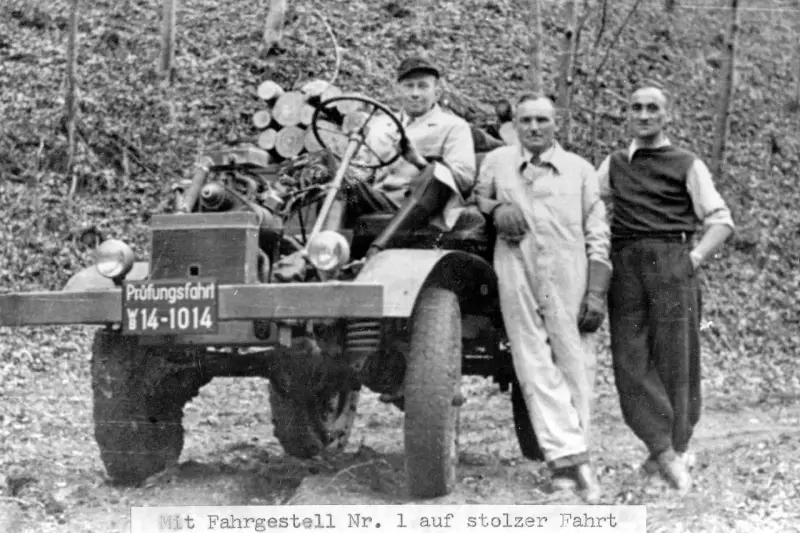 Der erste Unimog-Prototyp U1, noch ohne Fahrerhaus , aufgenommen am 9.Oktober 1946. Am Steuer Heinrich Rößler, daneben die Herren Rank und Zabel.