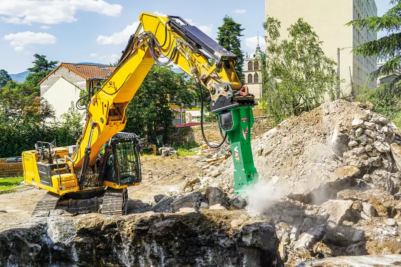 Dank innovativer Technologien wie der automatischen Schlagenergieanpassung, der Progressive-Auto-Greasing-Technologie und dem variablen Geschwindigkeitsmanagement optimieren die Abbruchhämmer die Durchschlagskraft bei minimalem Verschleiß. Quelle: Montabert