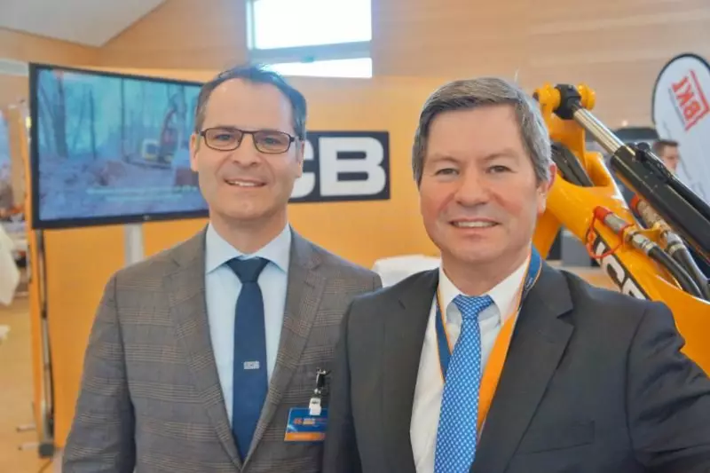 Frank Zander, Geschäftsführer JCB Deutschland GmbH (li.), und Dr. Martin Thelen, Marketingchef JCB, zeigten das umfangreiche Sortiment des Herstellers.