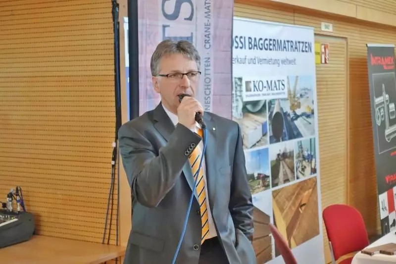 VDBUM-Geschäftsführer Dieter Schnittjer erläuterte die Ausstellung während eines Presserundgangs.