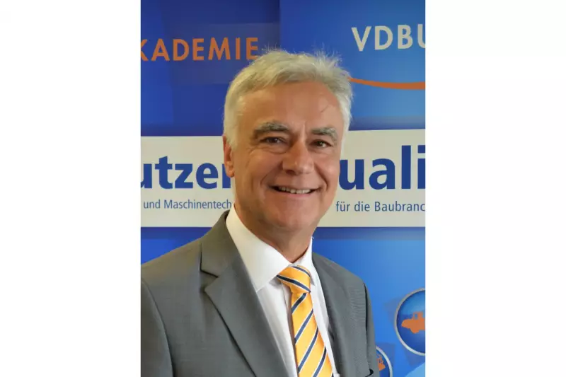 Josef Andritzky ist Gesellschafter der Kassecker-Holding GmbH mit Sitz in Waldsassen. Seit 2009 gehört er dem Vorstand des Verbandes der Baubranche, Umwelt- und Maschinentechnik e.V. (VDBUM), an. Andritzky zeigt auf, wie sich, etwa im Zuge des Ausbaus der Erneuerbaren Energien, die Aufgaben der Baubranche verändern und welche Möglichkeiten der Verband seinen Mitgliedern bietet, um die Herausforderungen erfolgreich zu bewältigen.
