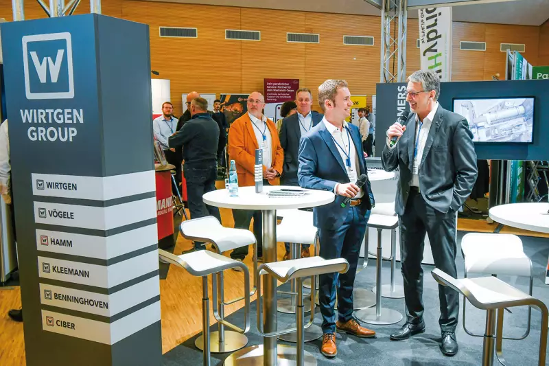 Die Wirtgen Group, die sich ebenfalls als Schwerpunktpartner engagierte, nutzte das Großseminar, um den technologischen Wandel im Straßen- und Erdbau zu thematisieren. Wie Vertriebsleiter Markus Bühl der Fachpresse erläuterte, liegen die Schwerpunkte dabei vor allem auf der digitalen Transformation mit Fokus auf Echtzeit-Datenerfassung sowie auf nachhaltigem Straßenbau, beispielsweise durch die Nutzung von temperaturabgesenktem Asphalt. Quelle: Treffpunkt.Bau
