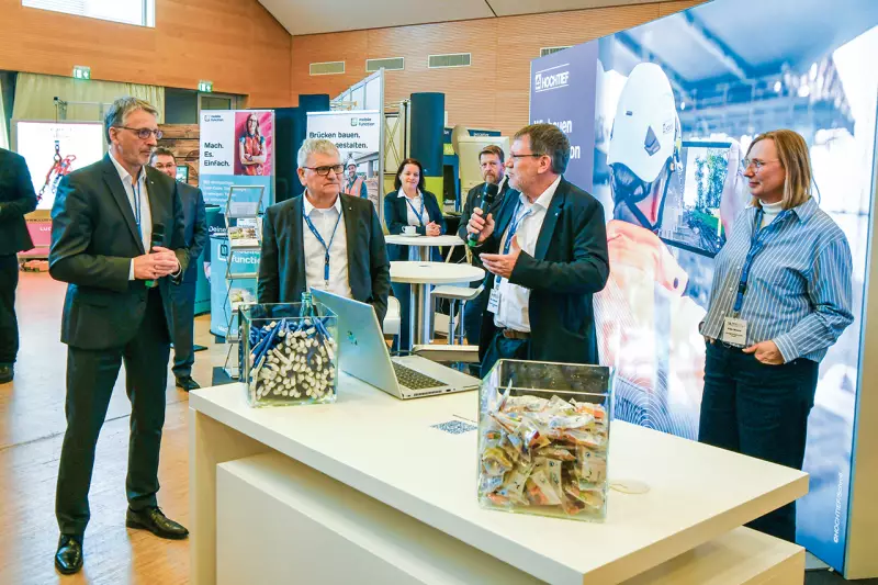 Eine Brücke schlagen zwischen Theorie und Praxis wollte Hochtief. Als dritter Schwerpunktpartner zeigte der weltweit tätige Konzern, wie Maschinen optimal in den Bauprozess integriert werden können. Im Vordergrund standen die Digitalisierung und Ingenieurlösungen, die dabei helfen können, den Sanierungsstau beim Straßen- und Brückenbau abzubauen. Zudem informierte Hochtief über Möglichkeiten, CO2-Bilanzen für Großprojekte zu optimieren. Quelle: Treffpunkt.Bau
