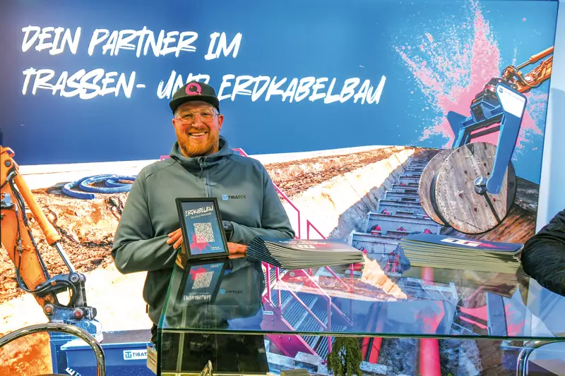 Tibatek-Geschäftsführer Philipp Ellsäßer ist Netzwerkprofi durch und durch. Mit ihm sprachen wir über Tibalok, ein cleverer Nachrüstsatz, der herkömmliche hydraulische Schnellwechsler zu vollhydraulischen Schnellwechselsystemen aufwertet. Quelle: Treffpunkt.Bau
