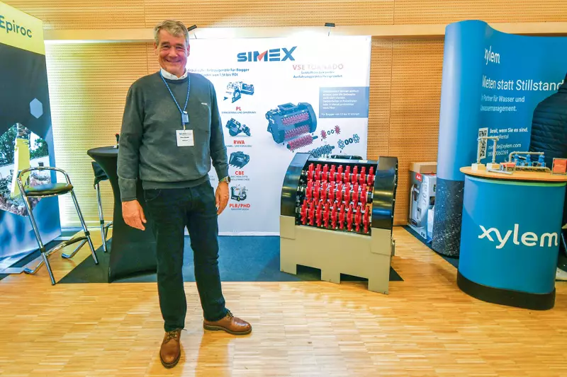 Die neue Simex VSE Tornado Sieblöffel-Serie wurde speziell für Trägergeräte von 1,5 bis 10 t entwickelt. Der Clou: Die Siebweite lässt sich sehr schnell anpassen. Zudem kann man den Löffel ebenso einfach mit Stahlwerkzeugen ausrüsten, wie uns Uwe Basler erläuterte. Quelle: Treffpunkt.Bau
