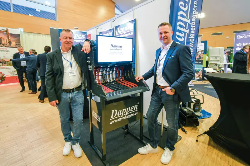 Die „DaSie“-Sieblöffel von Dappen sind extrem robust, einfach zu bedienen und ideal, wenn ohne Werkzeugwechsel auch gegraben und geladen werden soll. Über die Vorteile des aktiv-oszillierenden Siebsystems informierten Michael Waller (l.) und Oliver Dappen. Quelle: Treffpunkt.Bau
