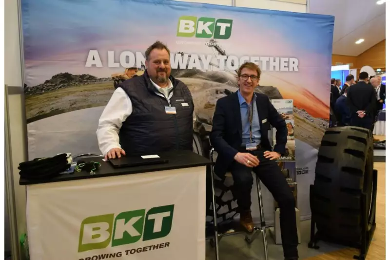 Die Reifenspezialisten von Bohnenkamp verstehen sich auch aufs Netzwerken: Frank Hörsting (l.), Markenmanager BKT, und Henrik Schmudde, Leiter Marketing Bohnenkamp.