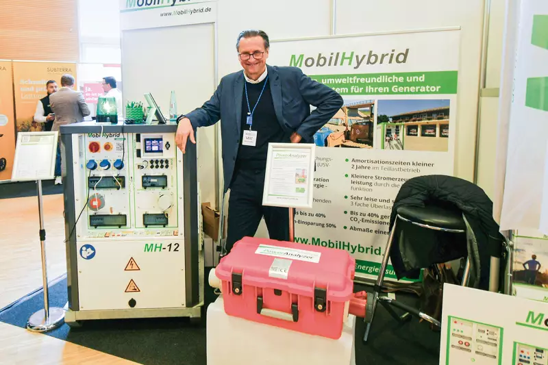 MobilHybrid ist Spezialist für mobile Stromspeichersysteme, die die Abhängigkeit von Dieselgeneratoren verringern, um Kraftstoff zu sparen und Lärm sowie CO2-Emissionen zu reduzieren. Geschäftsführer Dr. Michael Seehuber gab spannende Einblicke. Quelle: Treffpunkt.Bau
