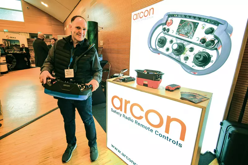 Großer Nachfrage erfreuen sich die Sicherheitsfunkfernsteuerungen von Arcon, die schwere Maschinen aus sicherer Distanz präzise steuern. Viele namhafte OEMs vertrauen bereits auf das Know-how aus Bayern, wie uns Jürgen Glatter sagte. Quelle: Treffpunkt.Bau
