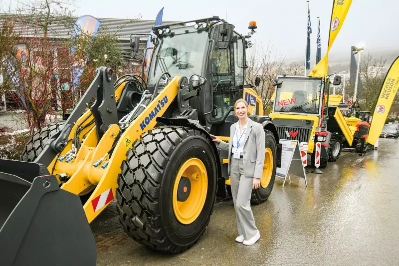 Wer zum Großseminar nach Willingen kommt, muss wetterfest sein. Bei Usselwetter zeigte uns Ronja Berg, Marketing & Communication Supervisor bei Komatsu Europe, den besonders vielseitigen 10-Tonner WA170M-11, eine bauma-Neuheit 2025. Quelle: Treffpunkt.Bau
