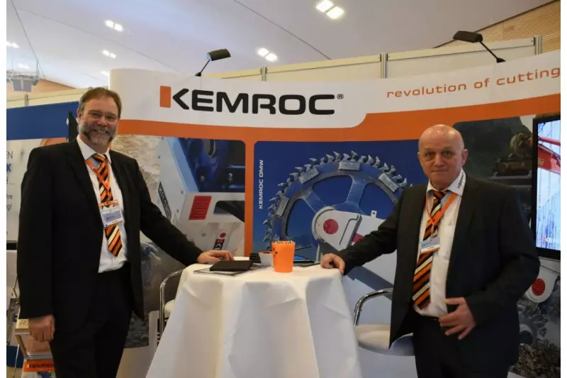 Am runden Tisch bei Kemroc, dem Experten für Spezialfrästechnik: Klaus Ertmer (l.), Geschäftsführer,
und Franz Niggas, Application Manager. 
