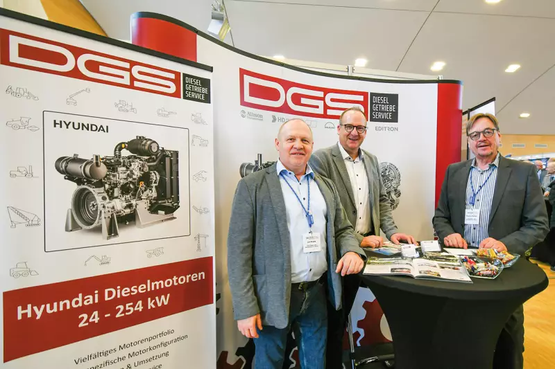 Ansprechpartner zum Thema Antriebswende. Das Team um DGS-Geschäftsführer Dirk Weber (M.) informierte über alternative Kraftstoffe, Elektrifizierung und die Hyundai-Motoren DX05 und DX08, die als „Diesel of the Year 2025“ ausgezeichnet wurden. Quelle: Treffpunkt.Bau
