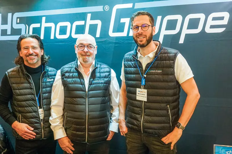 Als zertifizierter Hardox-Partner präsentierte HS-Schoch Verschleißschutzlösungen und zeigte, wie sich durch den Einsatz von dünnerem, aber härterem Stahl das Eigengewicht von Anbaugeräten senken lässt. Zum Netzwerken angereist waren Carsten-Michael Obrecht sowie Hermann und Marcel Schoch (v. l.). Quelle: Treffpunkt.Bau
