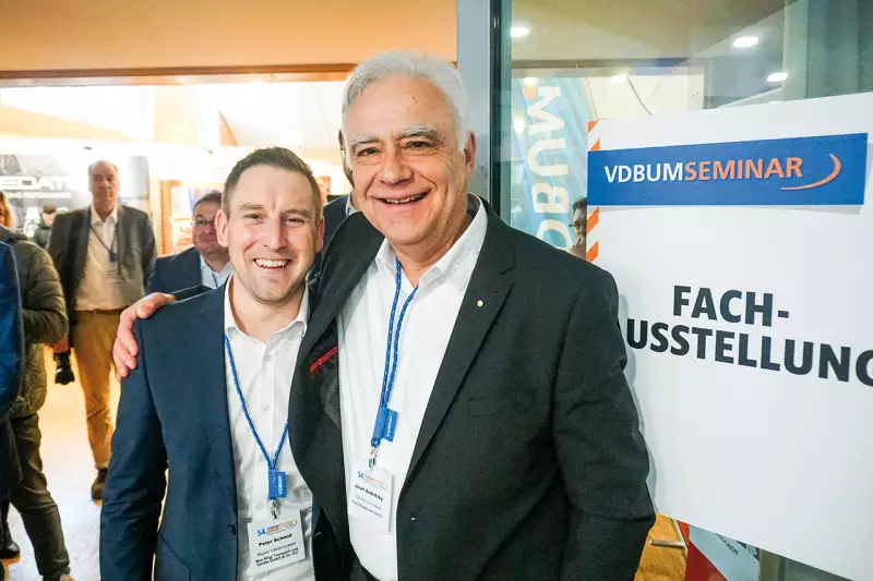 Generationswechsel im VDBUM-Vorstand. Josef Andritzky begleitete mit seinem Nachfolger Peter Schmid, Leiter Gerätepark bei Max Bögl, den Presserundgang. Quelle: Treffpunkt.Bau
