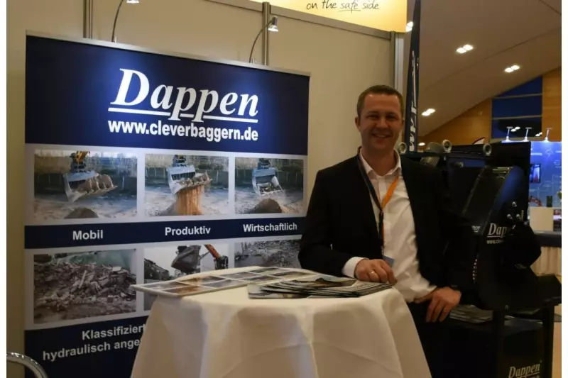 „Clever Baggern“ lautet der Leitspruch der Firma Dappen. Über die Vorteile seiner Sieb- und Brecherlöffel informierte Geschäftsführer Oliver Dappen.