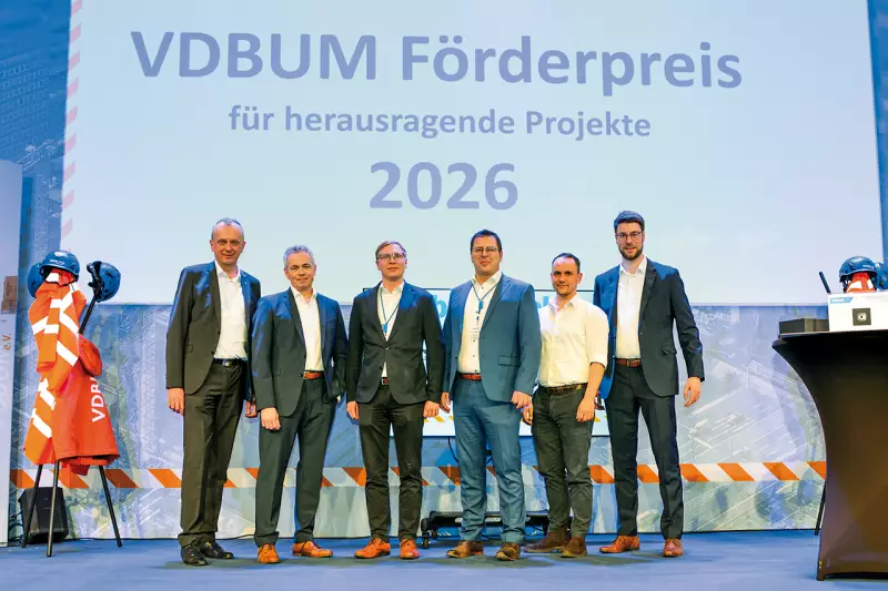 Die drei Erstplatzierten des VDBUM-Förderpreises: Marten Buse (3. v. l., Dynapac), Prof. Dr.-Ing. Jürgen Melzner (3. v. r., Bauhaus-Universität Weimar in Vertretung von Claudia Föllmer) und Sebastian Kaluza (2. v. r., Abaut GmbH) mit VDBUM-Präsident Dirk Bennje (l.), seinem Stellvertreter Marco Fecke (r.) und Vorstand Prof. Jan Scholten (2. v. l.). Quelle: VDBUM
