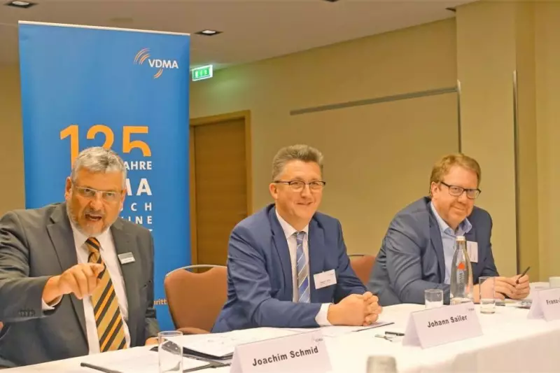 „Besonders die mittelständischen Baumaschinenhersteller in Deutschland brauchen einen starken Verband als Interessenvertretung auf nationaler und internationaler Ebene“, stellte VDMA Geschäftsführer Joachim Schmid fest. Zusammen mit Johann Sailer, dem scheidenden VDMA Vorsitzenden, und Franz-Josef Paus, dem neuen VDMA Vorsitzenden, führte er durch die Pressekonferenz (v.l.).