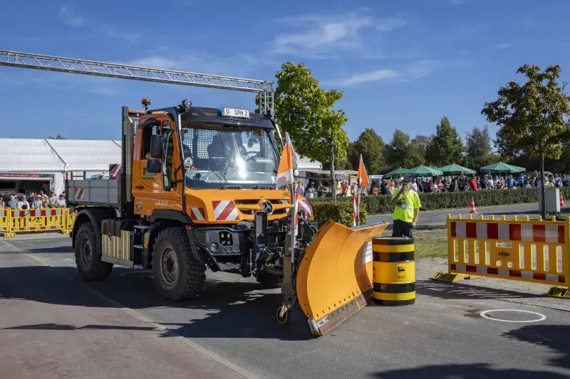 Der Schneeräum-Unimog in Aktion auf dem Parcours.